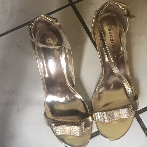 A pair of gold traps Heels - Picture 1 of 16